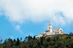 Iglesia de Monserrate en lo alto de las montañas de los Andes