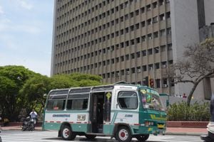 Más de 200 autobuses viejos regresan a las calles de Cali con la autorización de la alcaldía para sumarse al servicio público debido a la crisis del MIO.