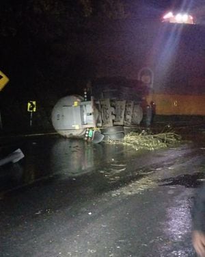 Un camión cisterna sufrió un grave accidente a las 10:00 p.m. al volcarse y partirse en dos. Las partes del automotor quedaron atravesadas en la doble calzada de la vía.  Foto: @REPORTEROSLinea