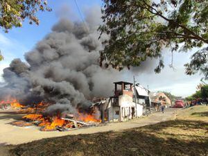 El incendio se presentó en una empresa que se dedica a la fabricación de estibas plásticas. Foto: Jorge Orozco/El País.