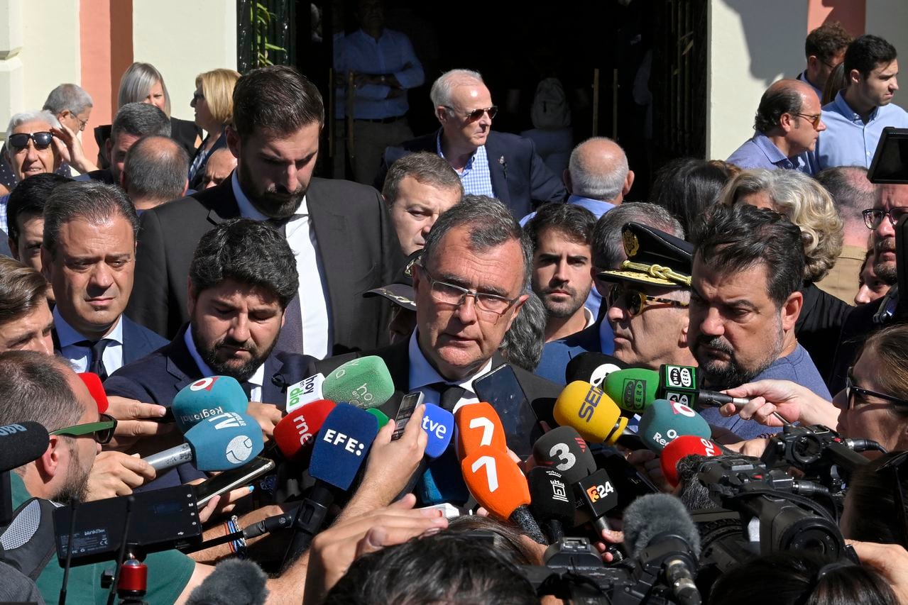 El alcalde de Murcia, José Ballesta, habla con los medios de comunicación el 2 de octubre de 2023 en la ciudad española