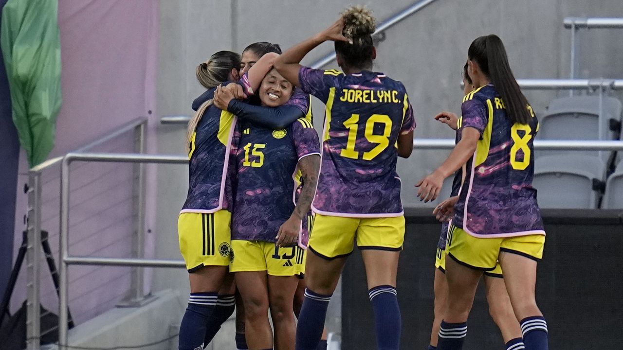 La colombiana Manuela Pavi (15) celebra con sus compañeras de equipo después de anotar contra Panamá durante la primera mitad de un partido del torneo de fútbol femenino de la Copa Oro de la CONCACAF, el miércoles 21 de febrero de 2024, en San Diego. (Foto AP/Gregory Bull)