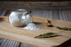 El laurel y la sal son dos ingredientes saludables para atraer buenas energías.