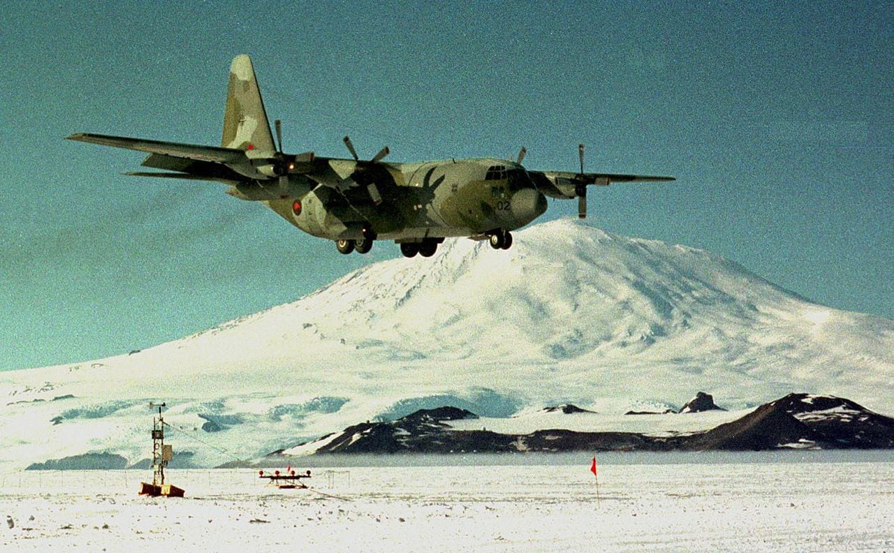 Con el volcán Monte Erebus como telón de fondo, un Hércules C130 de la Fuerza Aérea de Nueva Zelanda aterriza en la pista de hielo de la Base Scott.