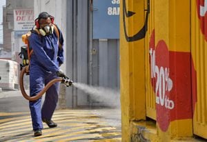 Un operario de la Secretaría de Salud de Cali adelanta labores de fumigación contra el dengue en el barrio San Nicolás, en el centro de la ciudad. Las autoridades han exhortado a los caleños a evitar el almacenamiento de agua, que es lo que permite el crecimiento del mosquito.