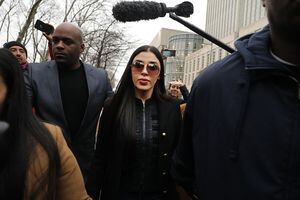NUEVA YORK - 7 DE FEBRERO: Emma Coronel Aispuro, esposa de Joaquín 'El Chapo' Guzmán, sale del Tribunal de Distrito de los Estados Unidos.