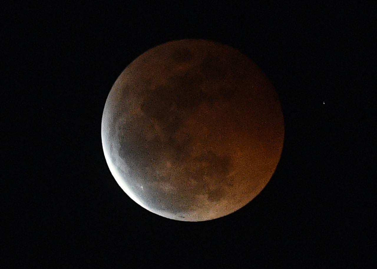 La luna de sangre se produce cuando hay un eclipse lunar total.