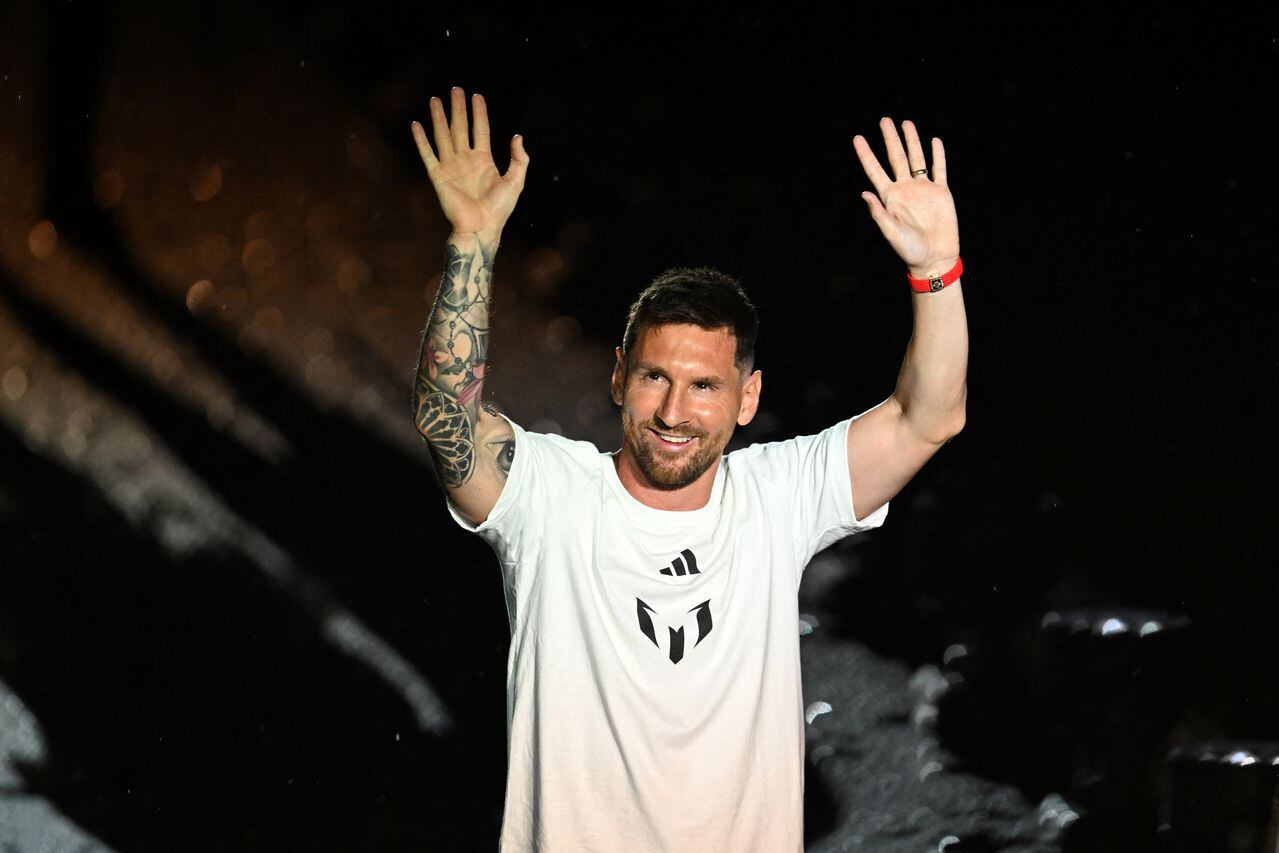 La estrella del fútbol argentino Lionel Messi saluda cuando es presentado como el jugador más nuevo del Inter Miami CF de la Major League Soccer.