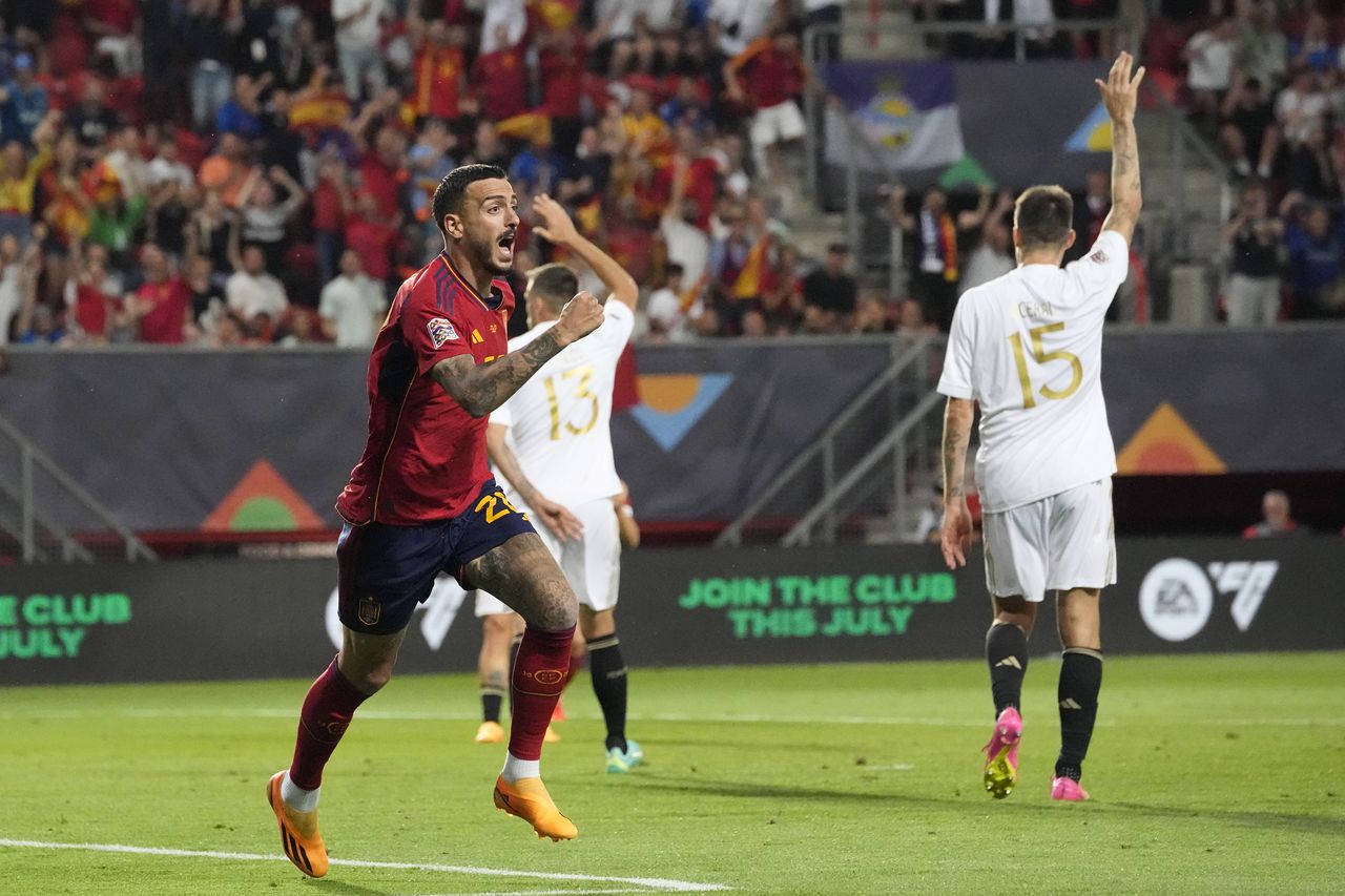 Joselu celebra tras marcar el gol que le dio a España la victoria 2-1 ante Italia en las semifinales de la Liga de Naciones, el jueves 15 de junio de 2023, en Enschede, Holanda. (AP Foto/Martin Meissner)