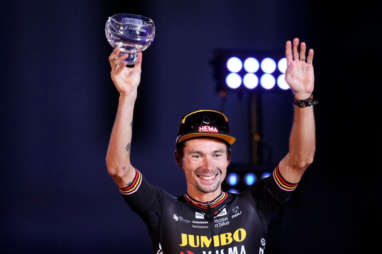 Primoz Roglic de Jumbo-Visma celebra su tercer lugar en la Vuelta a España en el Hipódromo de la Zarzuela en Madrid el 17 de septiembre del 2023. (AP Foto/Manu Fernandez)