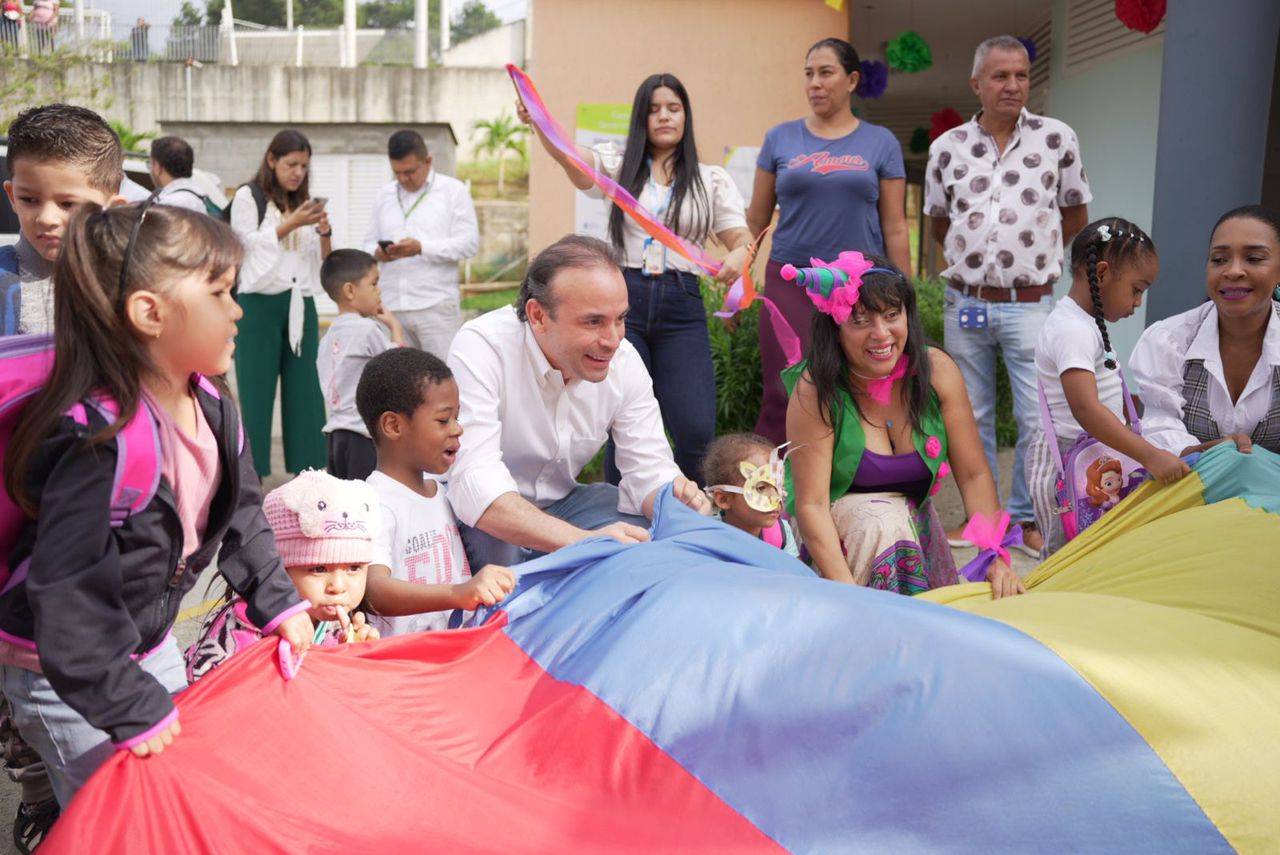 El alcalde Alejandro Eder asistió al evento de apertura de las Unidades de Transformación Social.