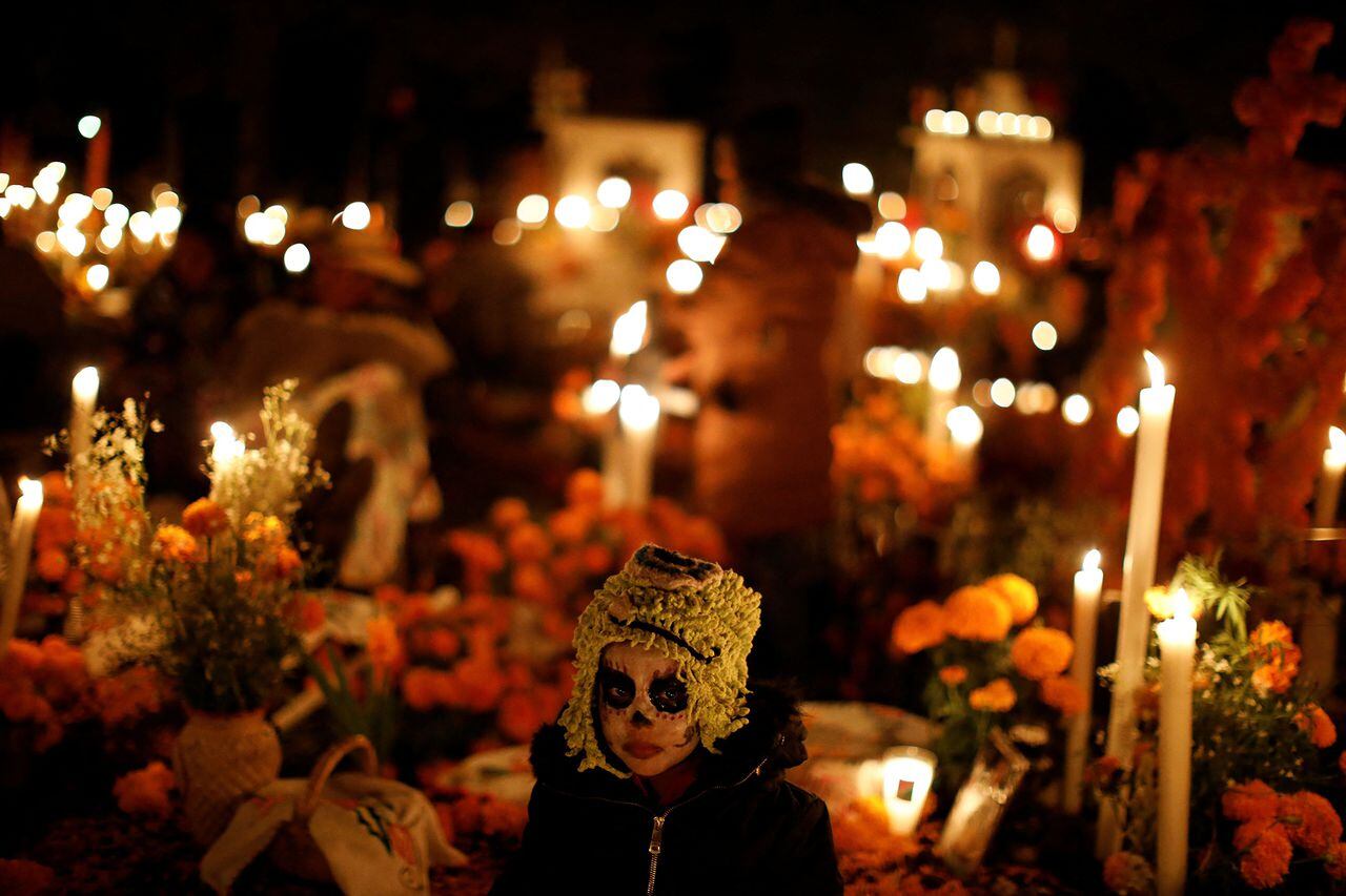 En imágenes : Familias mexicanas se reúnen en cementerios para celebrar el Día de Muertos