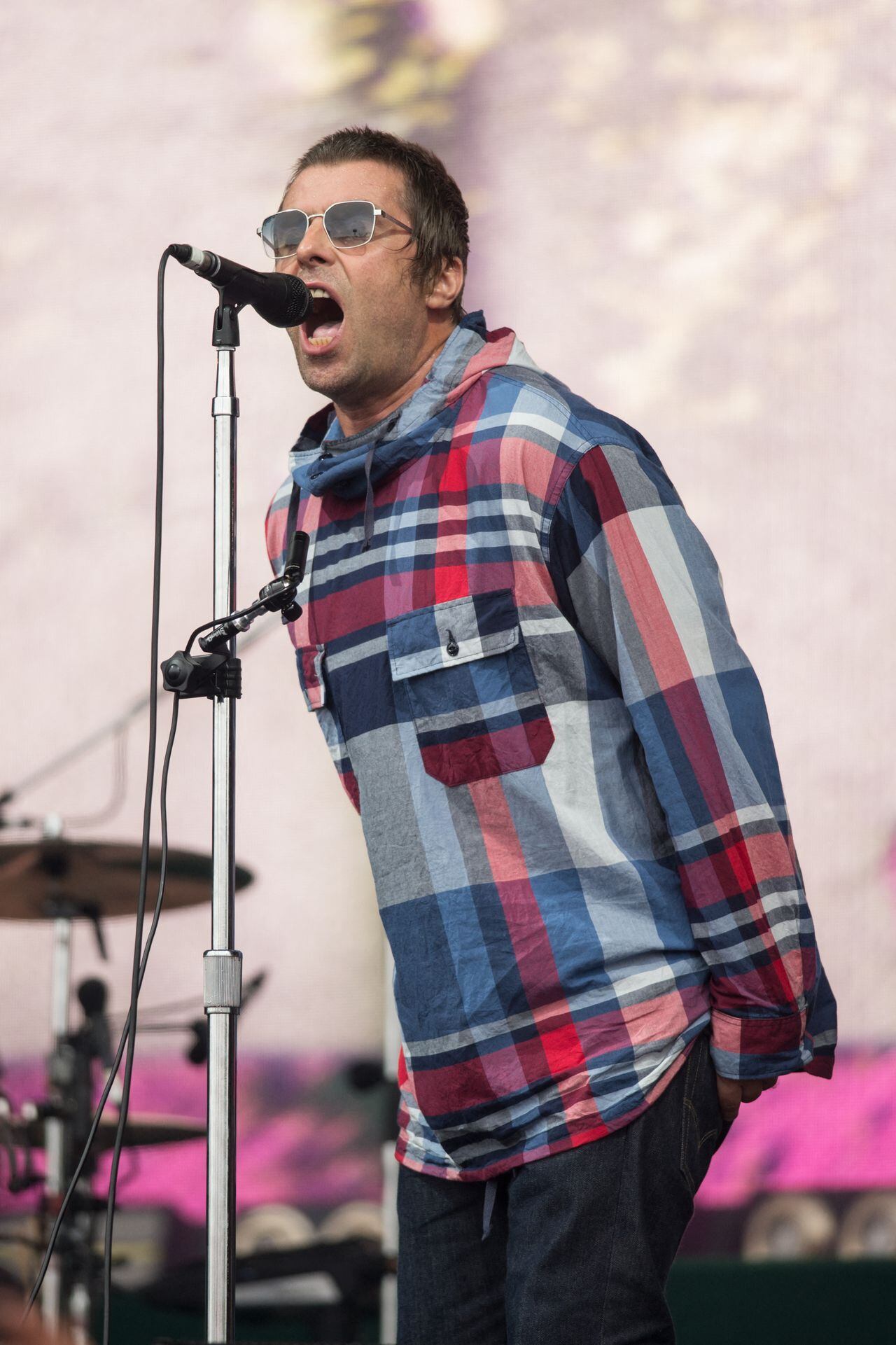 El cantante británico Liam Gallagher actúa en el escenario Pyramid del Festival de Música y Artes Escénicas de Glastonbury en Worthy Farm, cerca del pueblo de Pilton en Somerset, suroeste de Inglaterra, el 29 de junio de 2019. (Photo by Oli SCARFF / AFP)