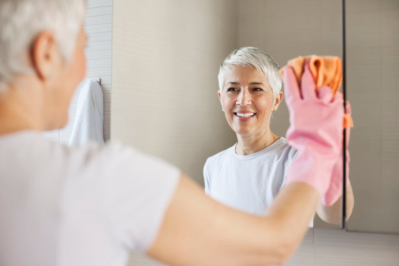 La limpieza adecuada es la clave para espejos impecables, sin rastros de manchas ni rayones.