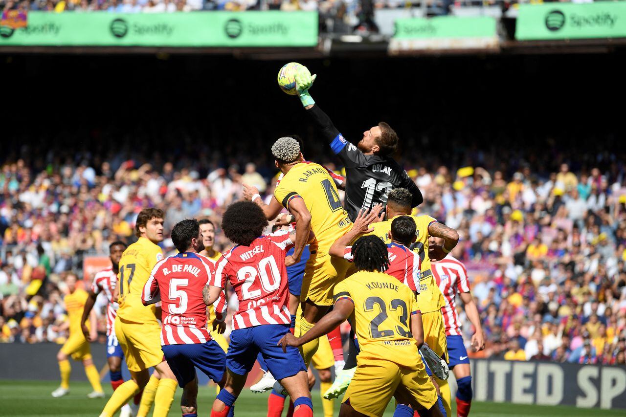 Imagen de un compromiso entre Barcelona y Atlético de Madrid en la Liga de España.