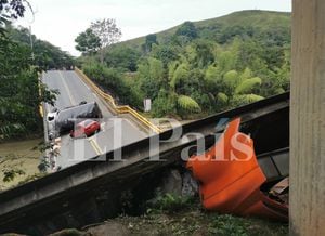 Dos policías muertos y 15 heridos dejó colapso del puente El Alambrado, sobre el río La Vieja, que conecta el norte del Valle del Cauca con Quindío.