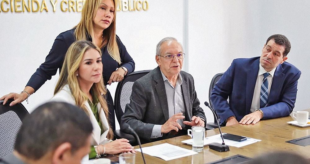     El 20 de febrero, el senador José Alfredo Gnecco se reunió con el ministro de Hacienda, Ricardo Bonilla, y la gobernadora del Cesar, Elvia Milena Sanjuán. En la foto aparece la saliente alta consejera para las Regiones, Sandra Ortiz. 