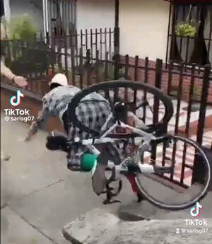 Suso protagoniza un impactante accidente en bicicleta mientras vecinos lo capturan en video.