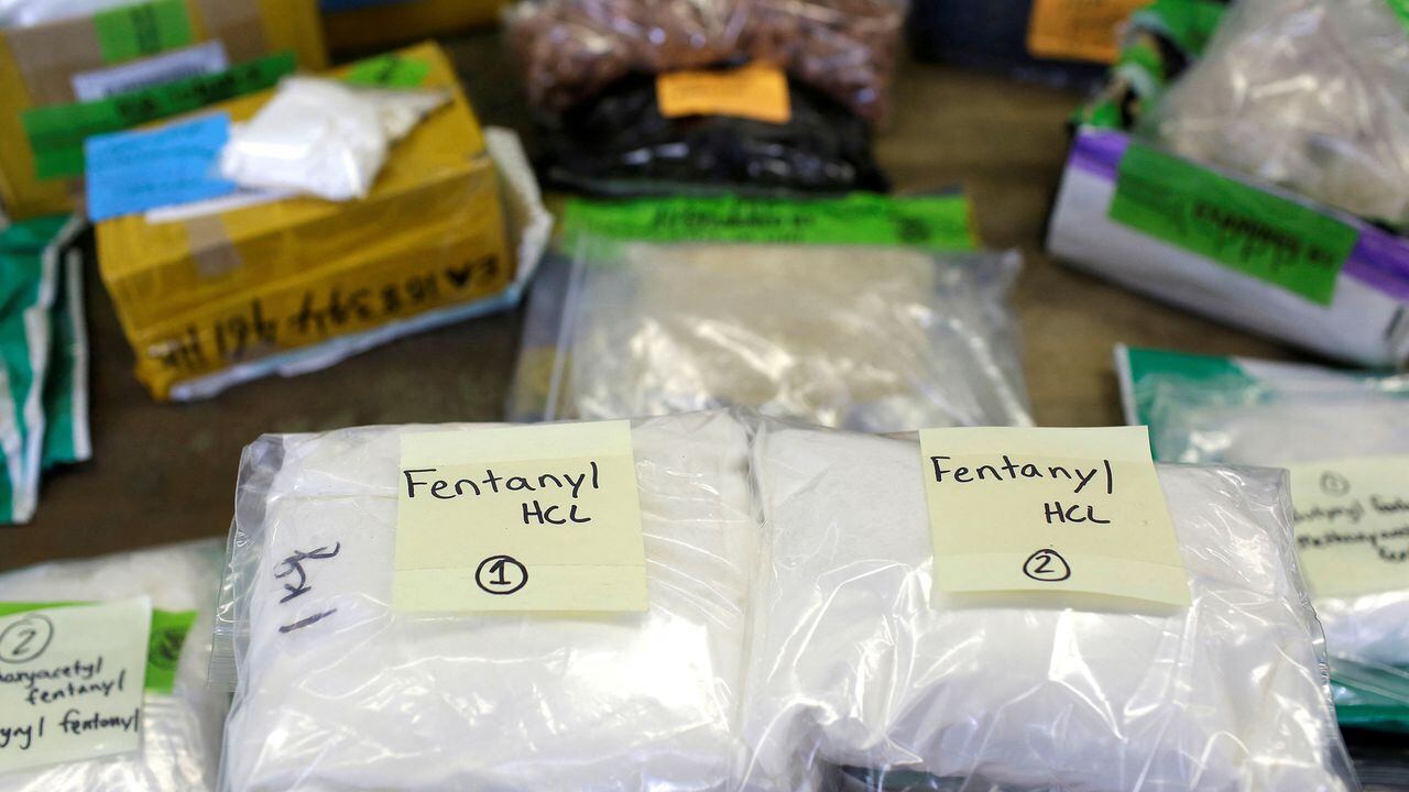 Bolsas de plástico de fentanilo se exhiben en una mesa en el área de Aduanas y Protección Fronteriza de EE. UU. en la Instalación de Correo Internacional en el Aeropuerto Internacional O'Hare en Chicago, Illinois, EE. UU.