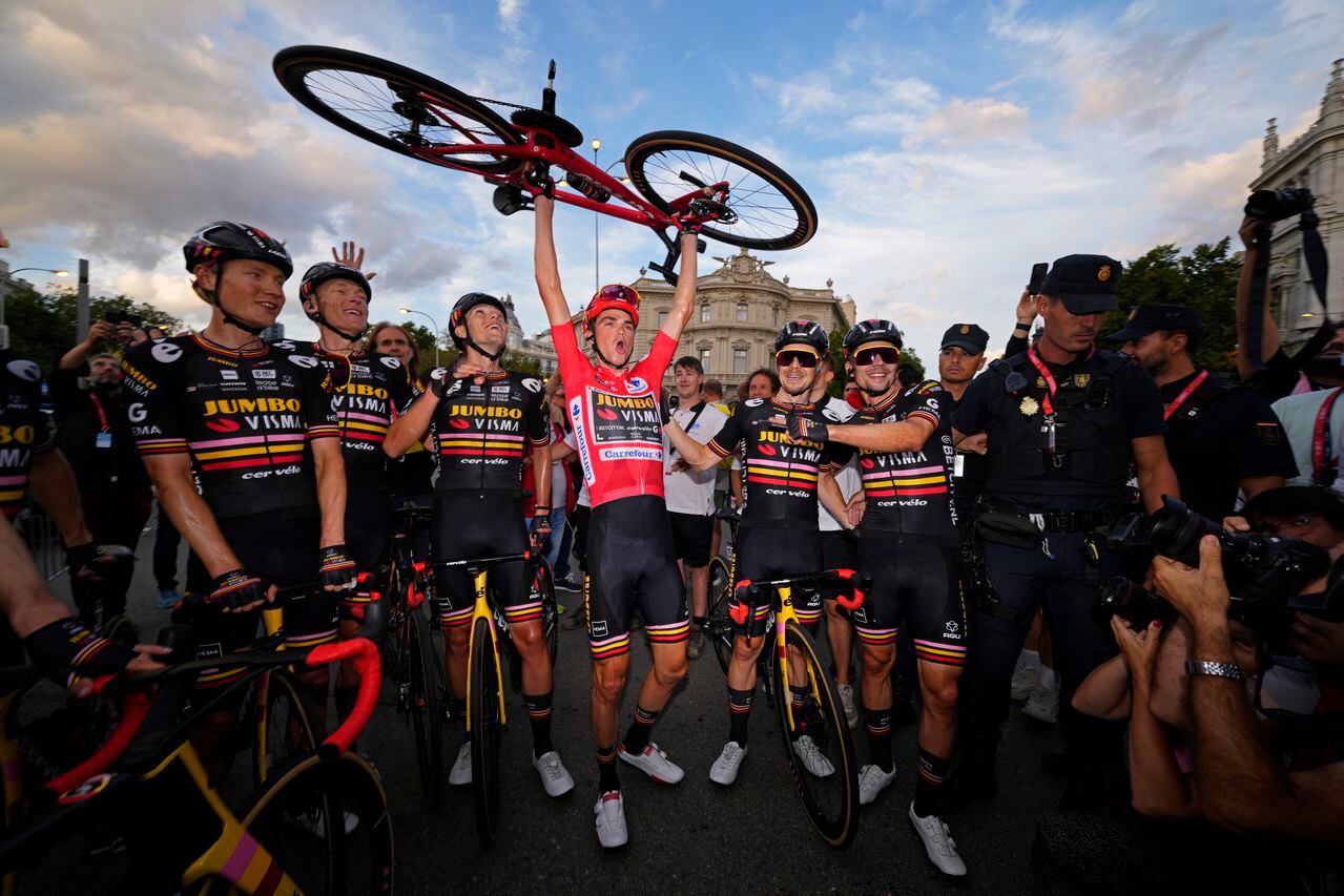Integrantes del equipo Jumbo-Visma celebrando su dominio en la Vuelta a España 2023