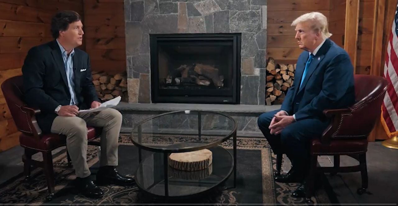 Donald Trump en conversación con Tucker Carlson.