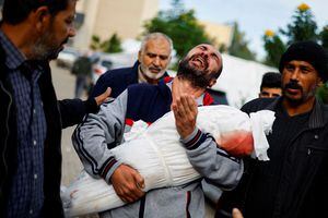 Un palestino reacciona mientras lleva el cuerpo de su sobrina Hanan Kaloob, quien murió en un ataque israelí, en el hospital Nasser en Khan Younis, en el sur de la Franja de Gaza, el 22 de noviembre de 2023.