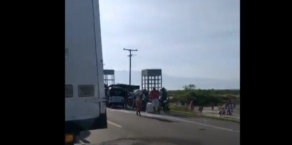 Camión se accidenta en la Troncal del Caribe y habitantes de Tasajera saquearon su contenido