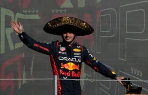 El piloto de Red Bull Max Verstappen de Holanda celebra después de ganar la carrera automovilística del Gran Premio de México de Fórmula Uno en el autódromo Hermanos Rodríguez en la Ciudad de México, el domingo 29 de octubre de 2023. (Foto AP/Fernando Llano)