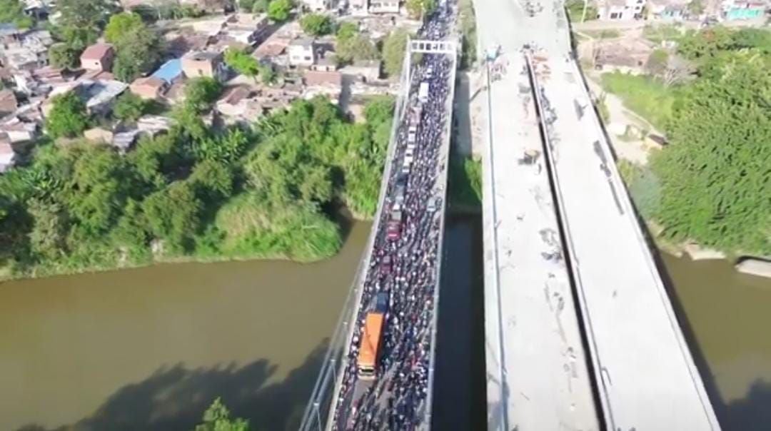 Así fue la impresionante congestión que nunca se había visto en el puente de Juanchito
