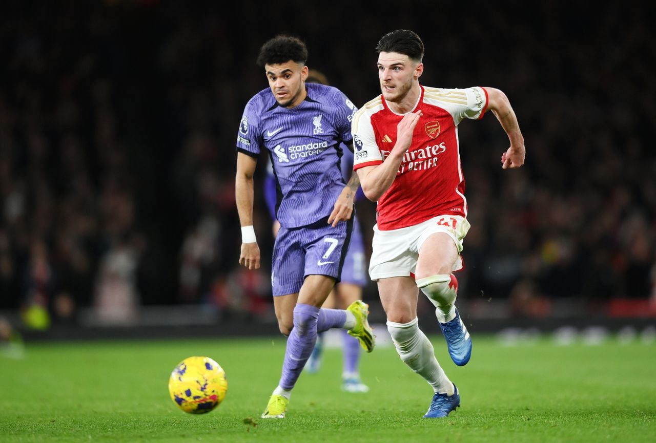 LONDON, ENGLAND - FEBRUARY 04: Declan Rice of Arsenal runs with the ball whilst under pressure from Luis Diaz of Liverpool during the Premier League match between Arsenal FC and Liverpool FC at Emirates Stadium on February 04, 2024 in London, England. (Photo by Justin Setterfield/Getty Images)