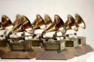 ARCHIVO - Premios Grammy se exhiben en la Experiencia del Museo del Grammy en el Prudential Center en Newark, Nueva Jersey, el 10 de octubre de 2017. La Academia de la Grabación ha anunciado cambios a sus reglas de elegibilidad para música creada con Inteligencia Artificial. (Foto AP/Julio Cortez, archivo)