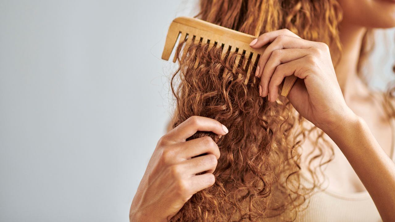 Al peinar el cabello crespo se puede esponjar.