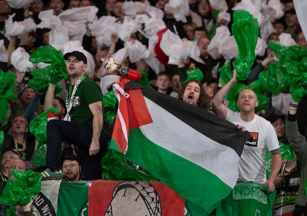 Se ha vuelto común ver, en los estadios del mundo, banderas palestinas.