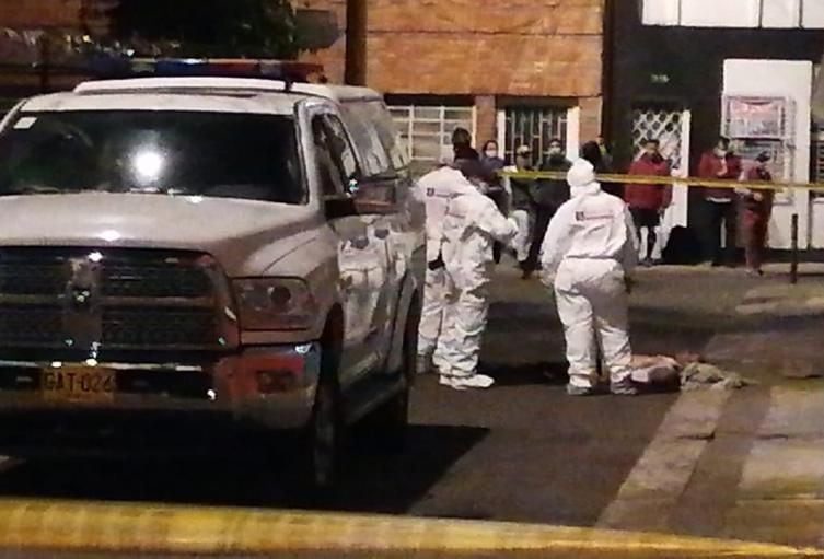 Autoridades investigan quién fue el responsable del asesinato de una persona en un billar de Bogotá.