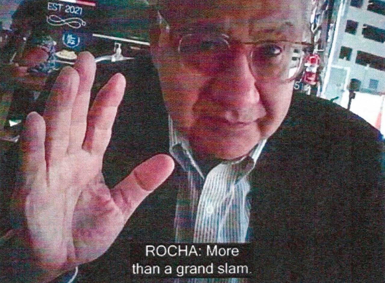 Esta imagen proporcionada por el Departamento de Justicia muestra a Manuel Rocha durante una reunión con un empleado encubierto del FBI.