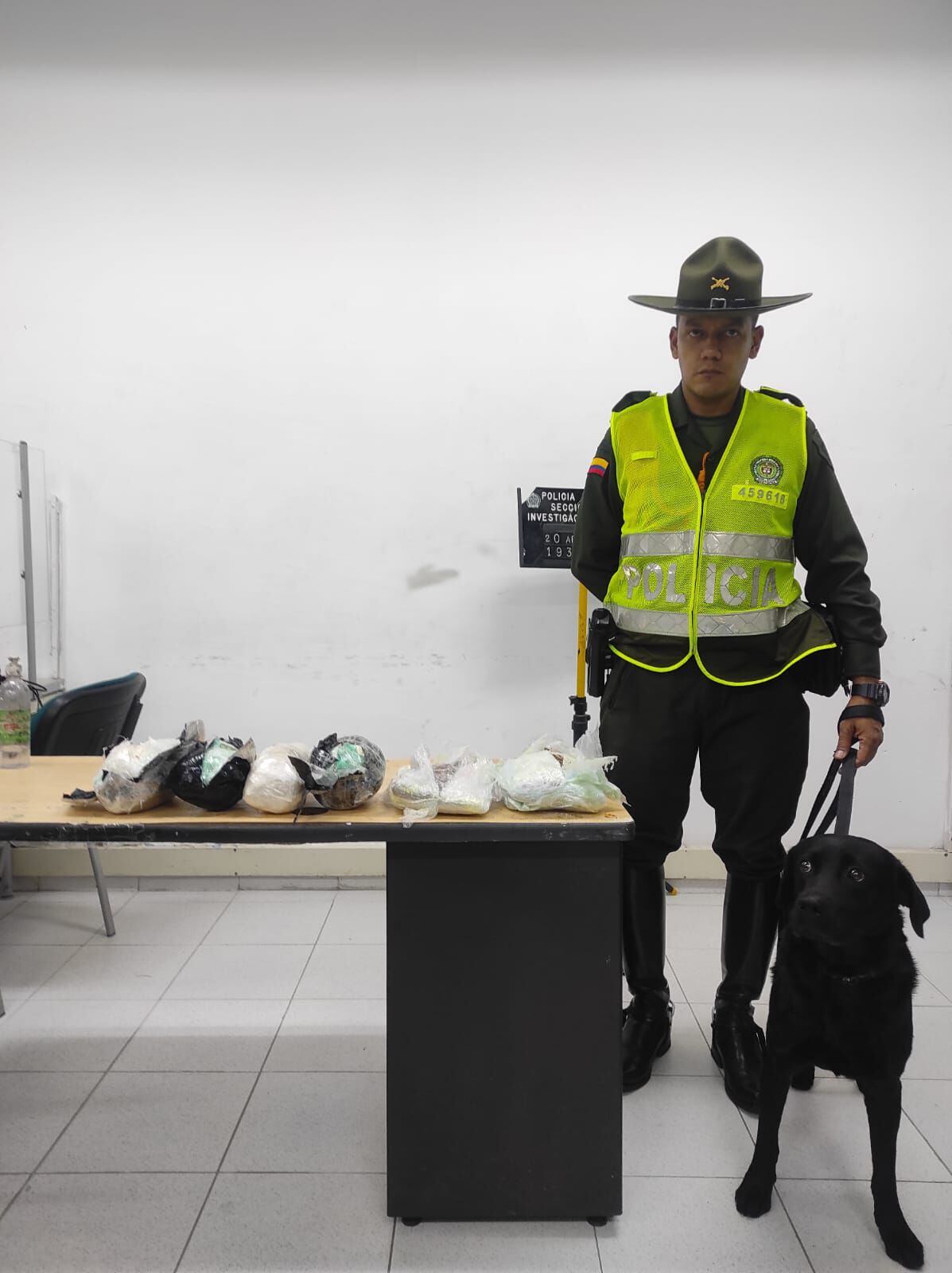 El canino Simón halló marihuana y cocaína en medio de operativos de rutina que se hacen a oficinas de encomiendas en la ciudad. Foto: Policía Nacional