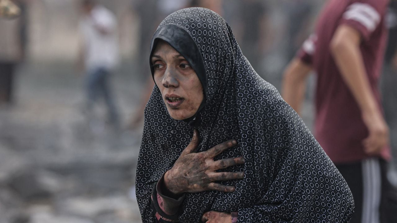 Una mujer palestina cubierta de polvo reacciona tras un ataque aéreo israelí contra edificios en Rafah, en el sur de la Franja de Gaza, en medio de las batallas en curso entre Israel y el grupo palestino Hamás.