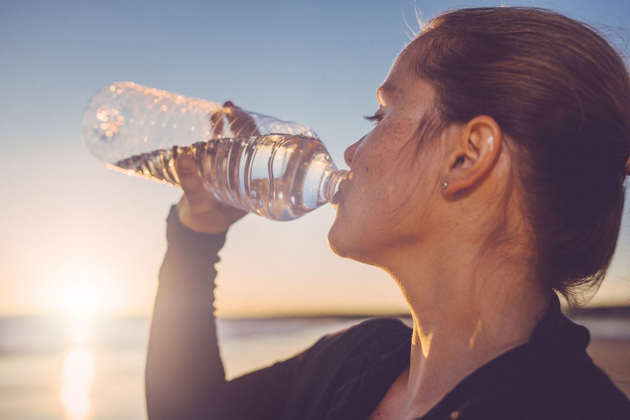 ¿Por qué tomar mucha agua puede ser perjudicial para la salud?