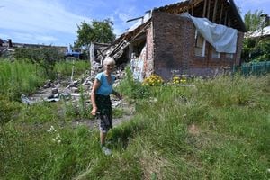 La residente local Raisa Vasylchenko, de 73 años, camina frente a su casa que fue destruida por los bombardeos rusos en Vovchans'k, en la región de Kharkiv, el 18 de julio de 2023, en medio de la invasión rusa de Ucrania.