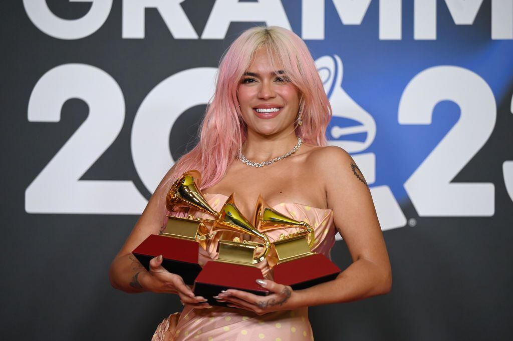 Shakira dice 'Las mujeres facturan' y Karol G expresa 'Te quedó grande
