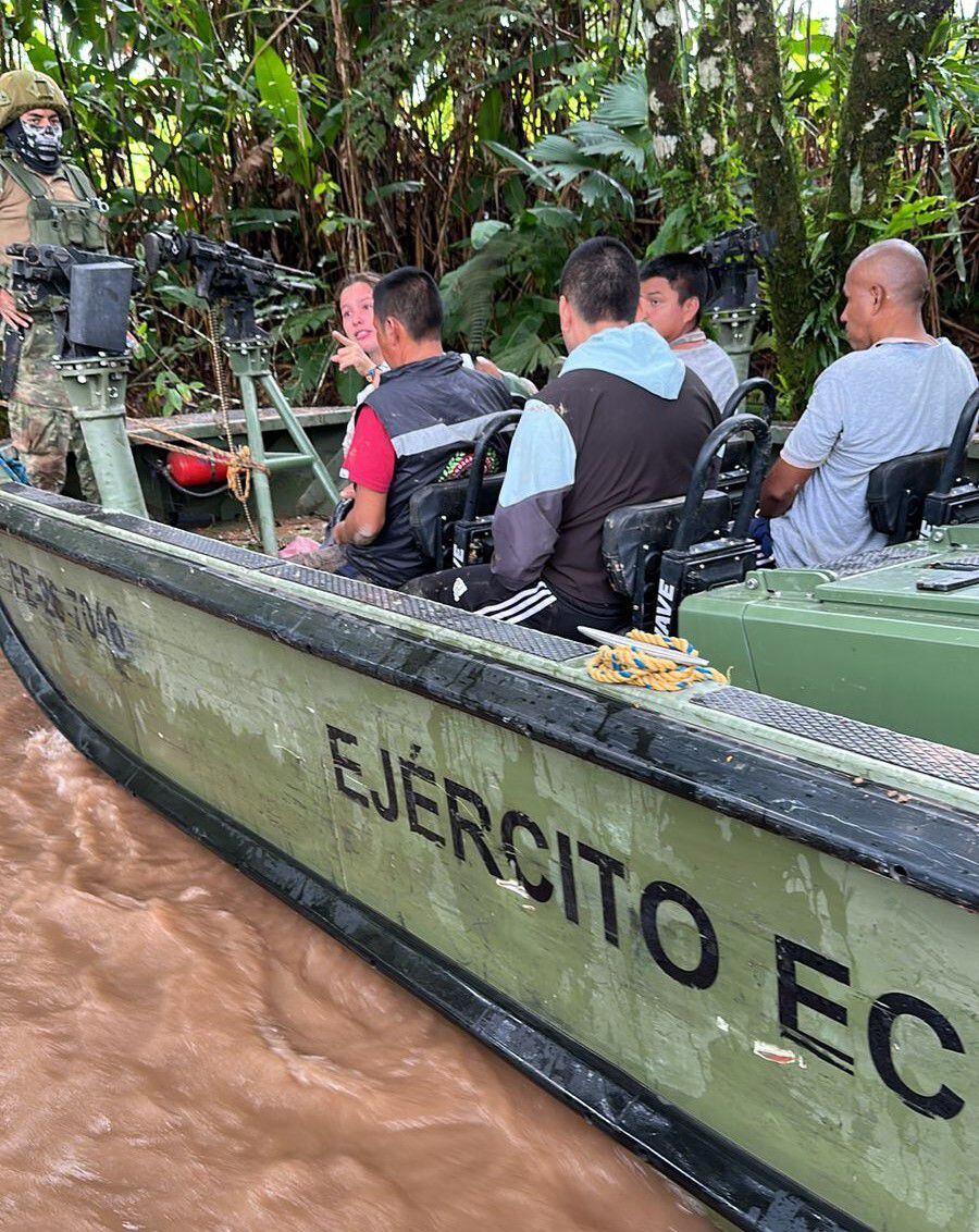 Militares ecuatorianos detienen y transportan indígenas colombianos.