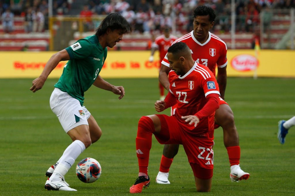 MIRAFLORES, BOLIVIA - NOVEMBER 16:  Marcelo Moreno Martins of Bolivia and Alexander Callens of Peru battle for the ball during a FIFA World Cup 2026 Qualifier match between Bolivia and Peru at Estadio Hernando Siles on November 16, 2023 in Miraflores, Bolivia. (Photo by Gaston Brito Miserocchi/Getty Images)