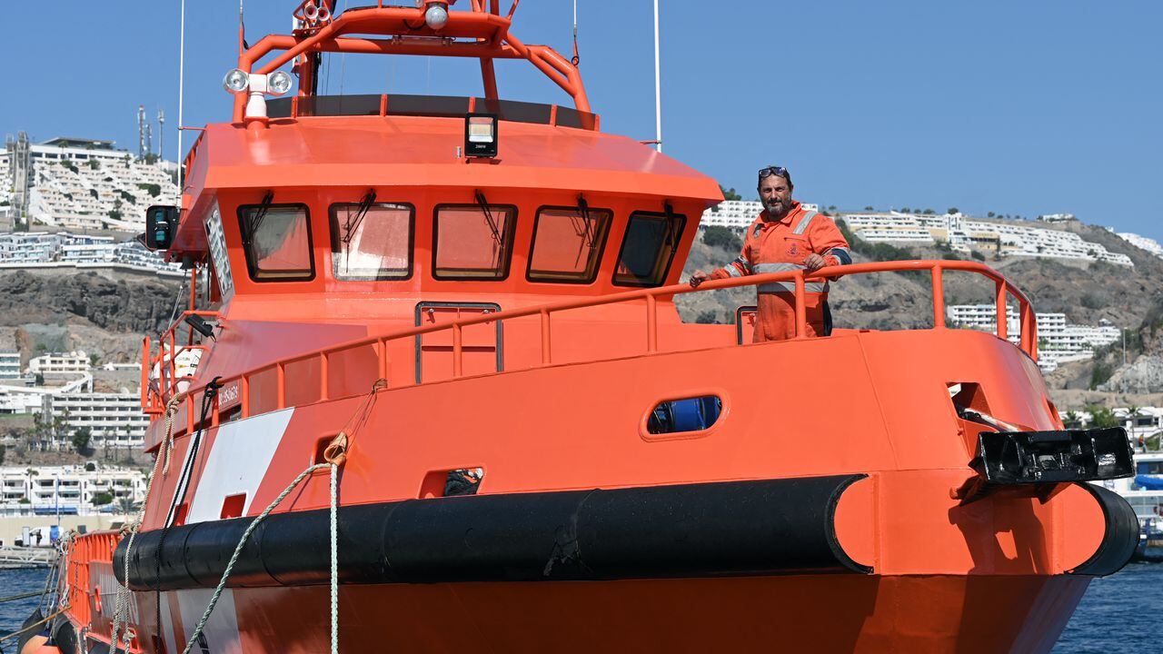 Los migrantes fueron rescatados por un barco de Salvamento Marítimo.