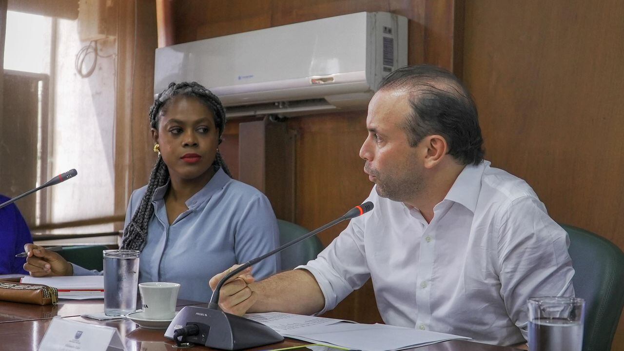 La ministra de Educación, Aurora Vergara, fue recibida por el alcalde Alejandro Eder en el salón Consejo de Gobierno del CAM.