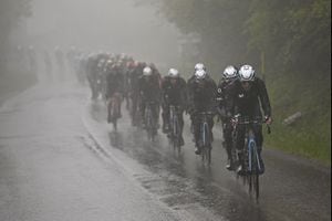 La décima etapa del Giro de Italia se corrió bajo una fuerte lluvia.