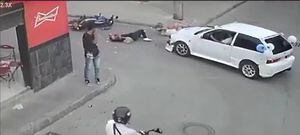 Captura de video. La pareja de motociclistas quedó 'tendida' en la vía.