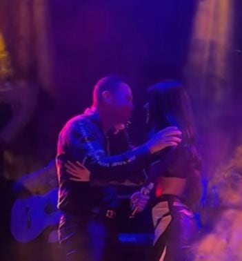 Jhonny Rivera y su novia Jenny López protagonizaron un romántico beso en pleno concierto.
