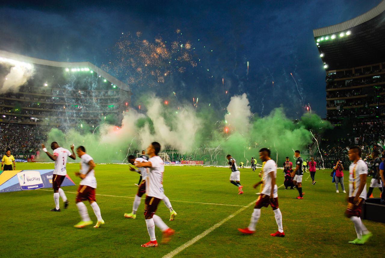 Salida del Deportivo Cali frente al Deportes Tolima en la final de ida del 2021-ll