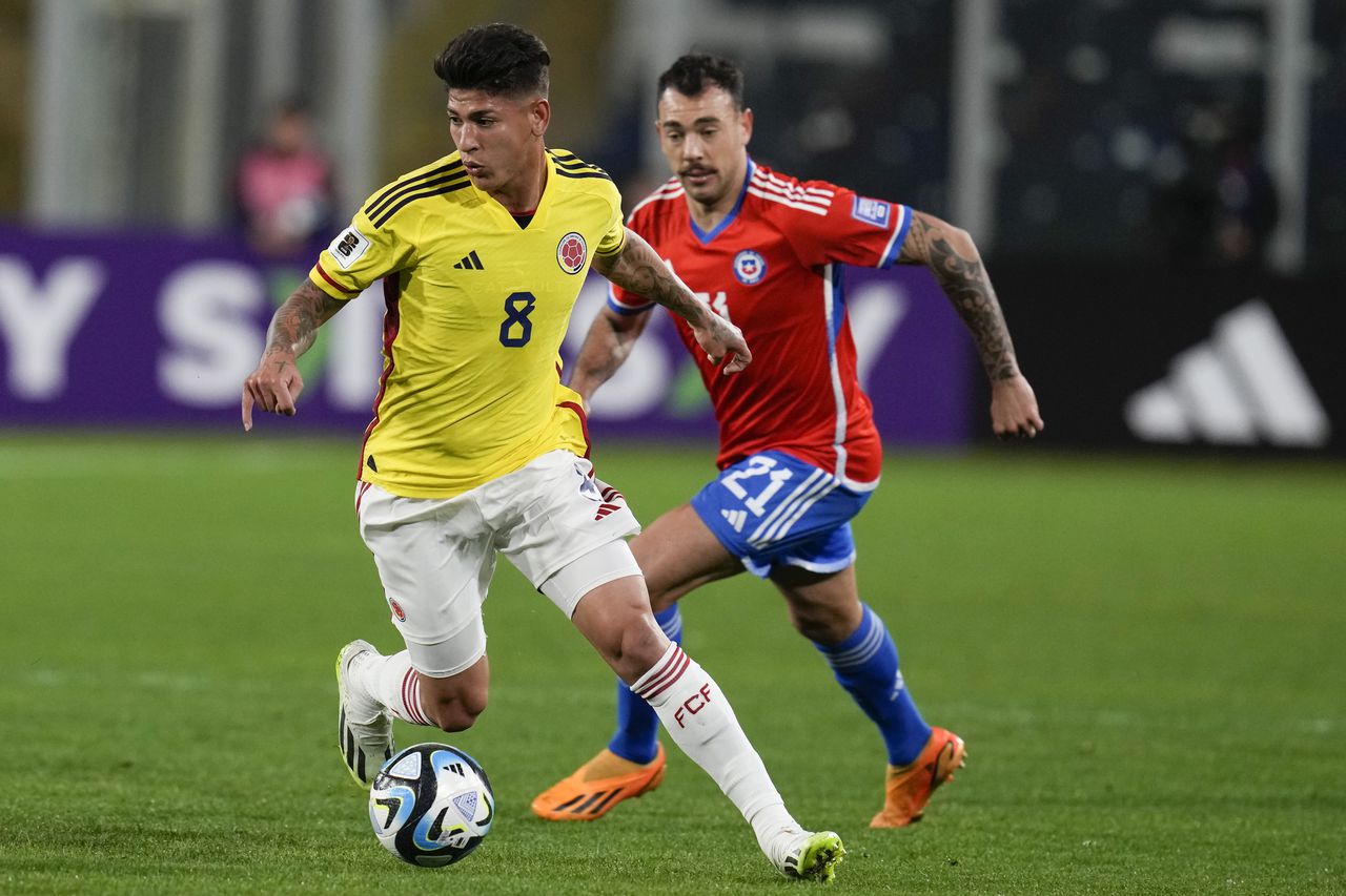 El colombiano Jorge Carrascal controla el balón durante un partido de clasificación de fútbol contra Chile para la Copa Mundial de la FIFA 2026 en el estadio Monumental de Santiago, Chile, el martes 12 de septiembre de 2023. (Foto AP/Esteban Félix)