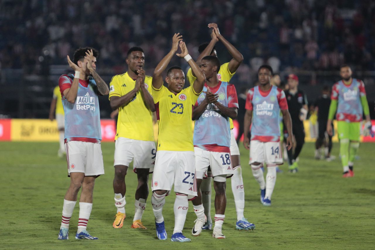 ASUNCION, PARAGUAY - NOVEMBER 21: Jaminton Campaz of Colombia and teammates greet fans after a FIFA World Cup 2026 Qualifier match between Paraguay and Colombia at Estadio Defensores del Chaco on November 21, 2023 in Asuncion, Paraguay. (Photo by Christian Alvarenga/Getty Images)